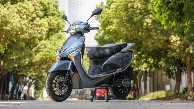 2024 New Design Fashionable Model Policeman 2 Wheels Electric Motorcycle Scooters Ckd Mobility E Motos Scooters